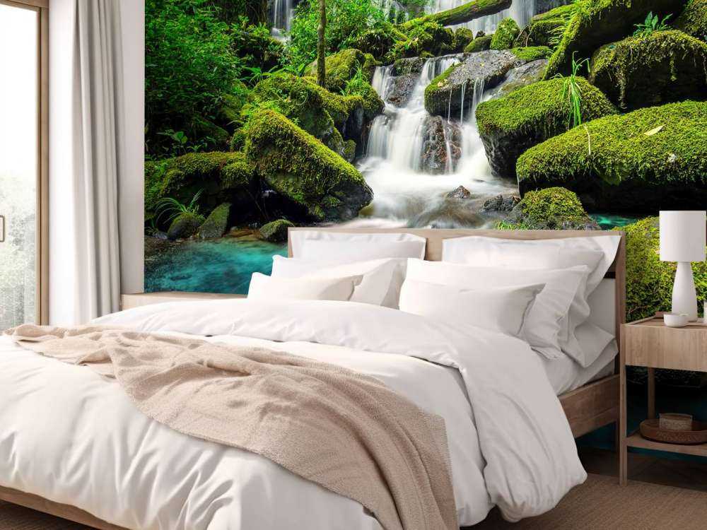 Vandfald i en jungle