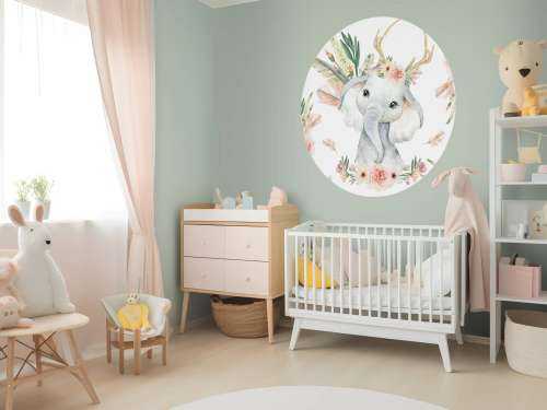 Babyelefant med lyserøde blomster