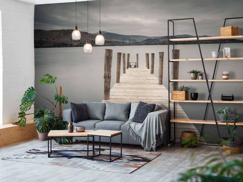 Anløbsbro ved en stille sø