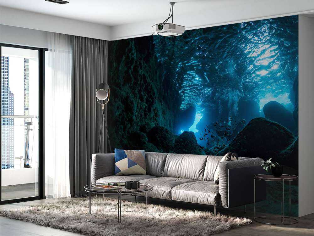 Solstråler i en undervandsgrotte