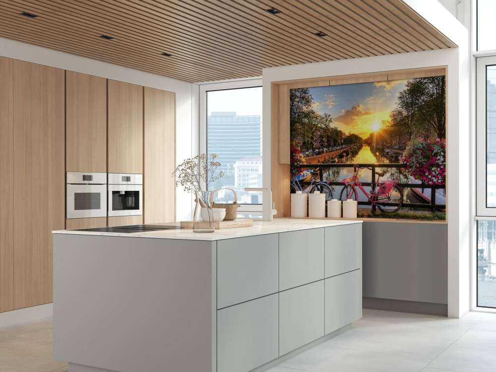 Cykla på en bro med blommor