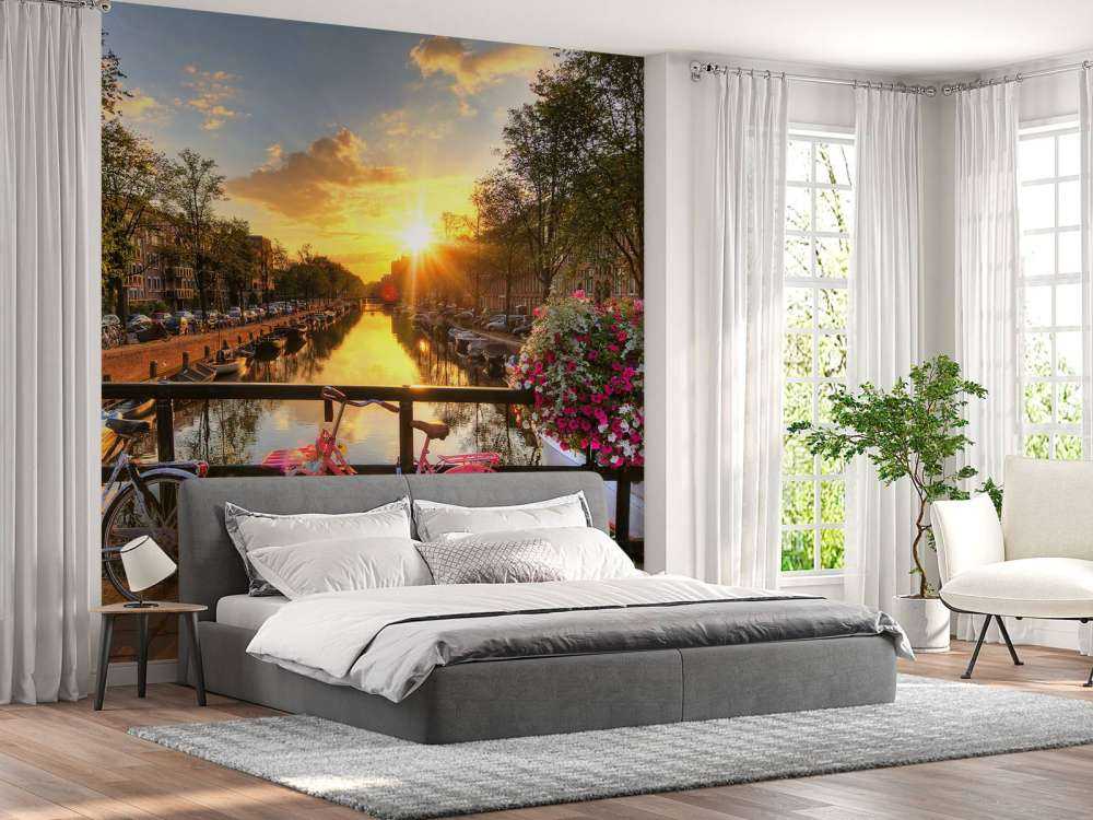 Cykla på en bro med blommor