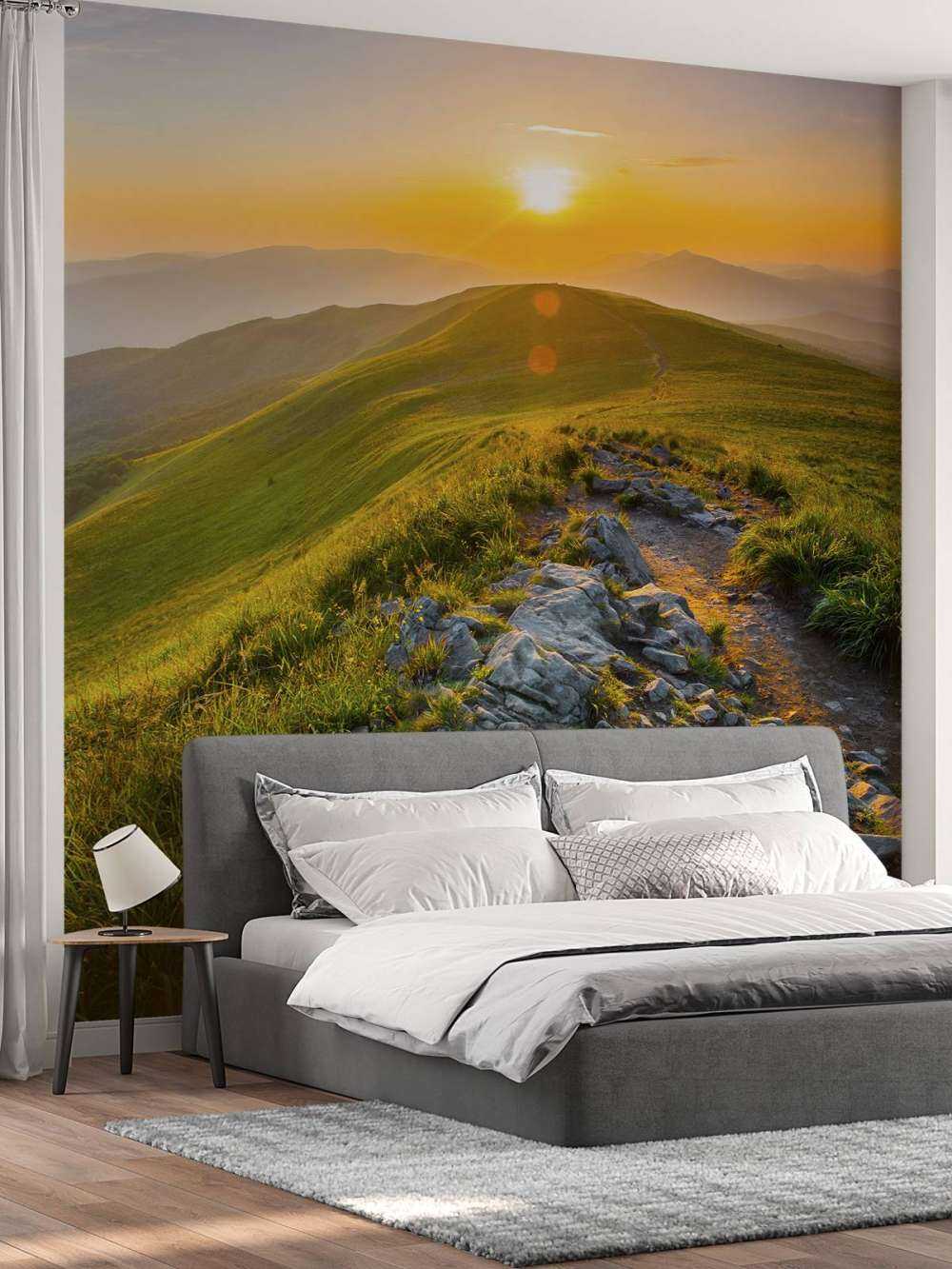 Solnedgång i ett bergigt landskap