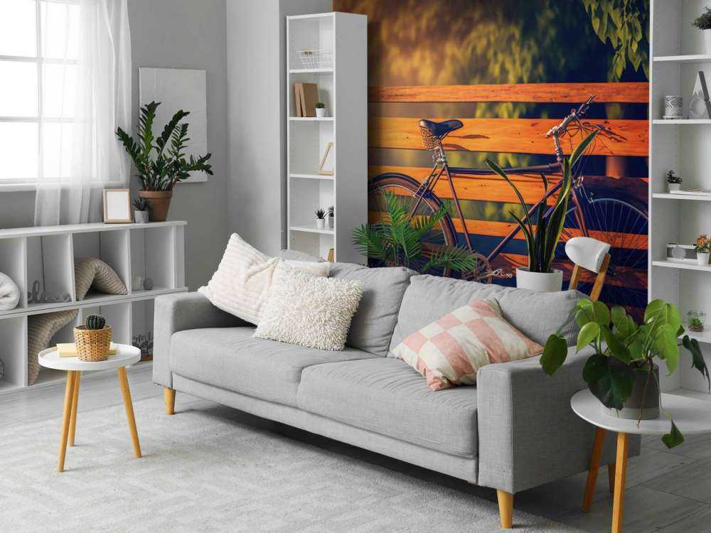 Cykel nära ett trästaket