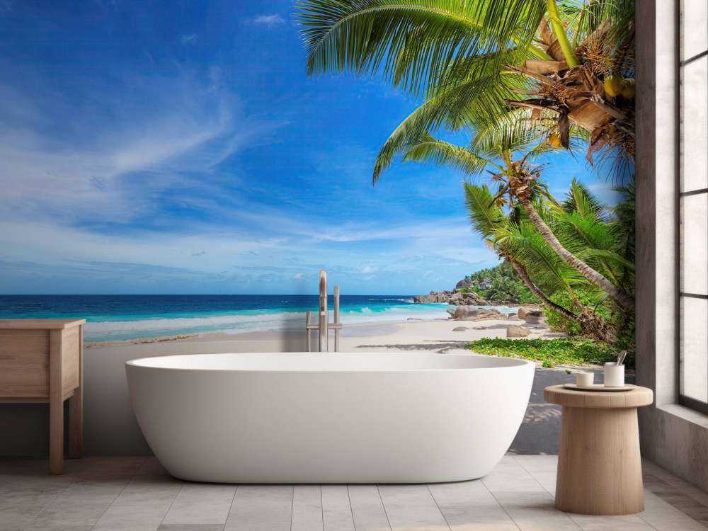 Tropisk strand med palmträd