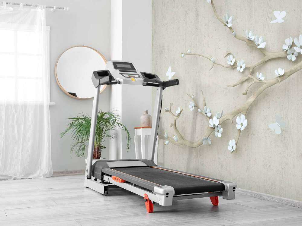 Gren med vita blommor på träbakgrund