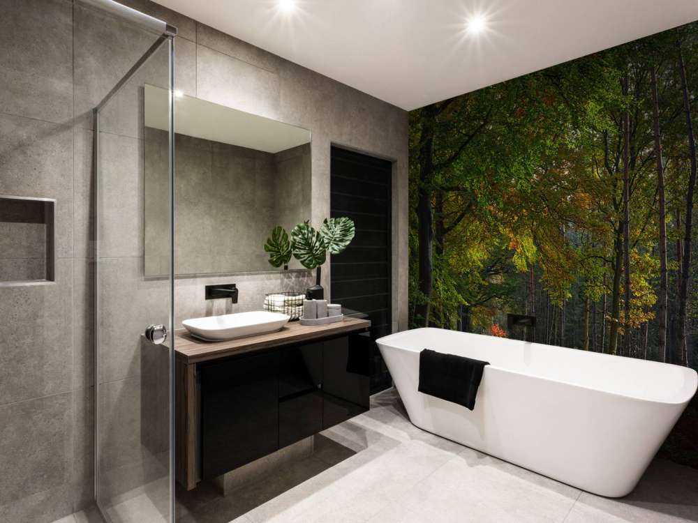 Stigen med löv genom skogen