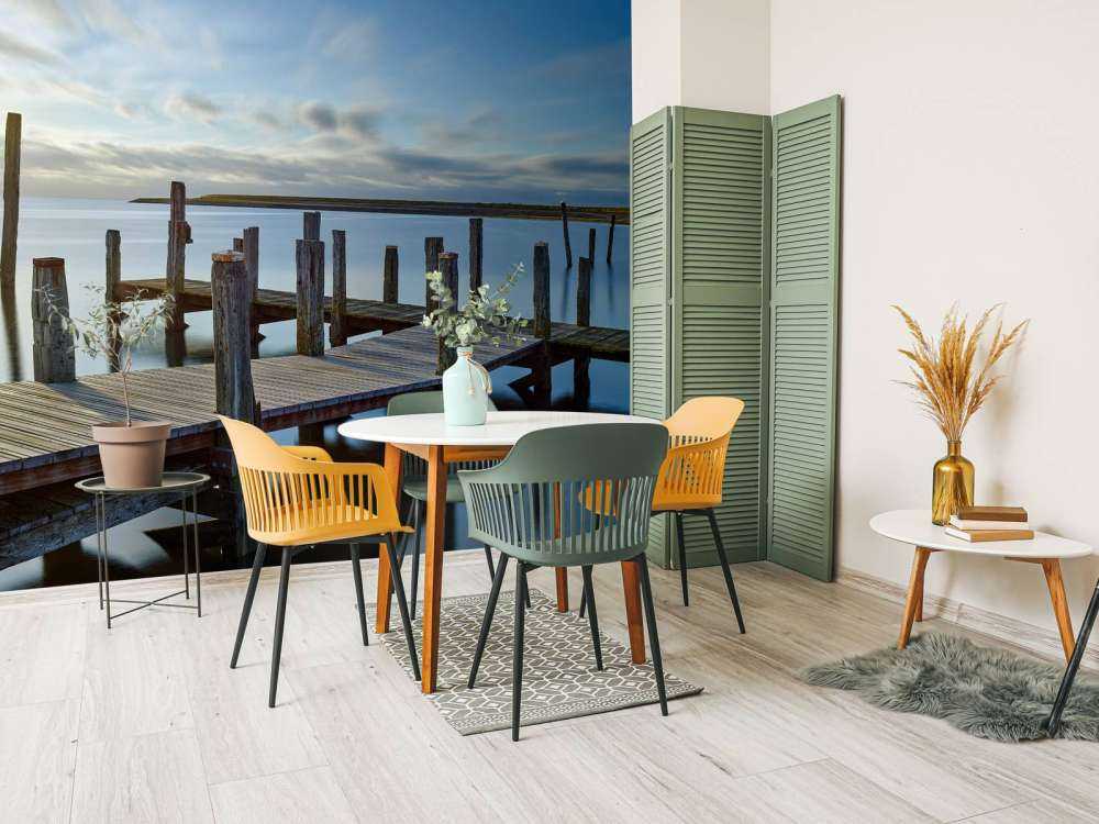 Träbrygga i soluppgång