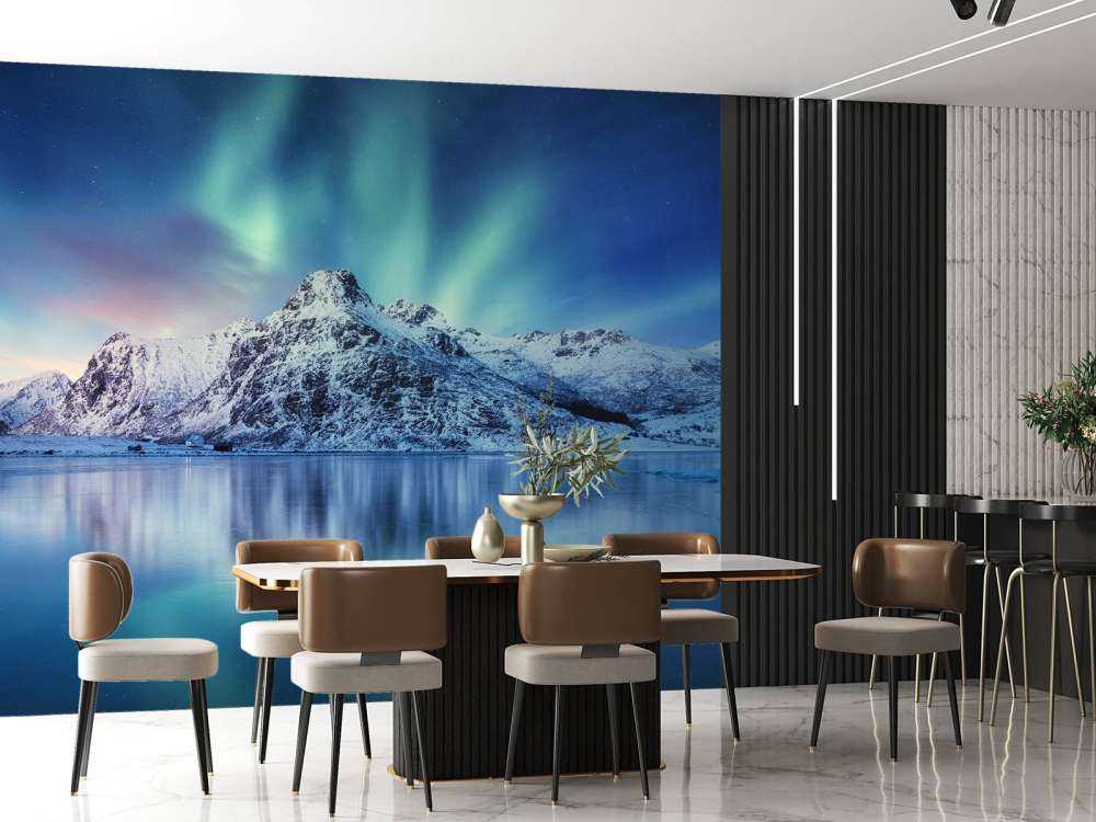 Nordljus över ett djupfryst hav och berg