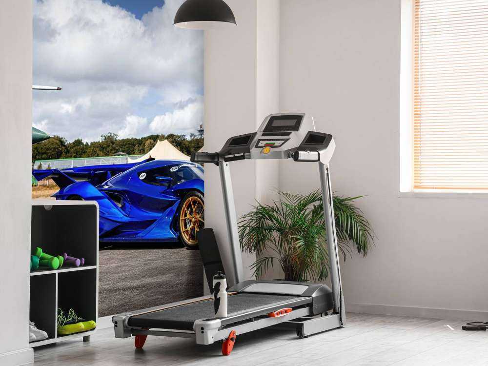 Futuristisk superbil på flygplats