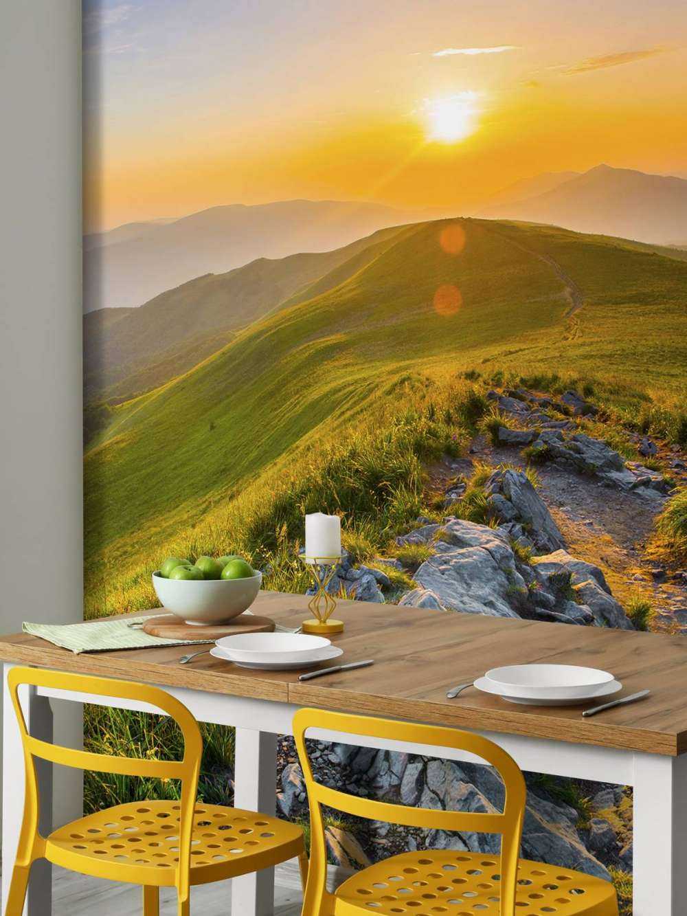 Solnedgång i ett bergigt landskap