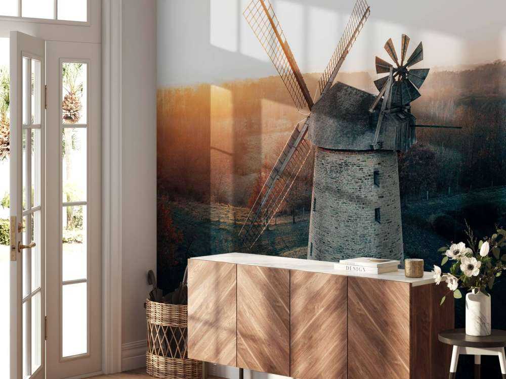 Väderkvarn i vackert ljus vid solnedgången