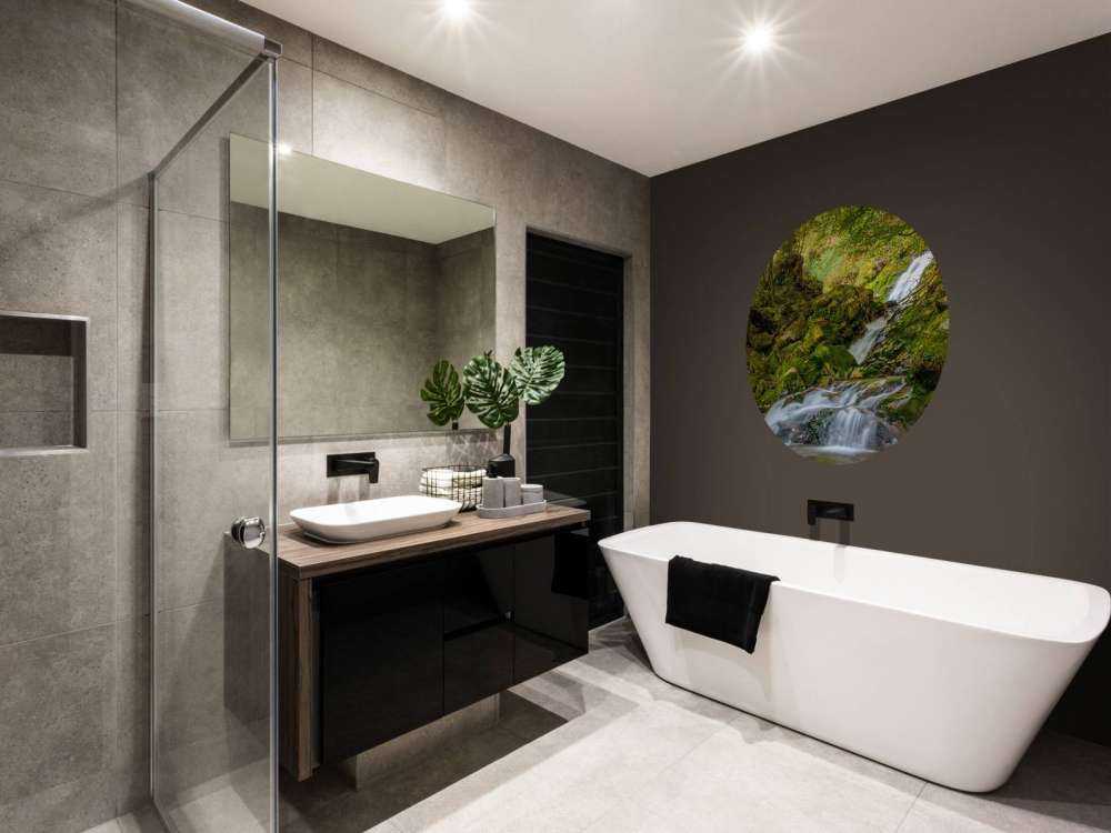 Vattenfall mitt i skogen