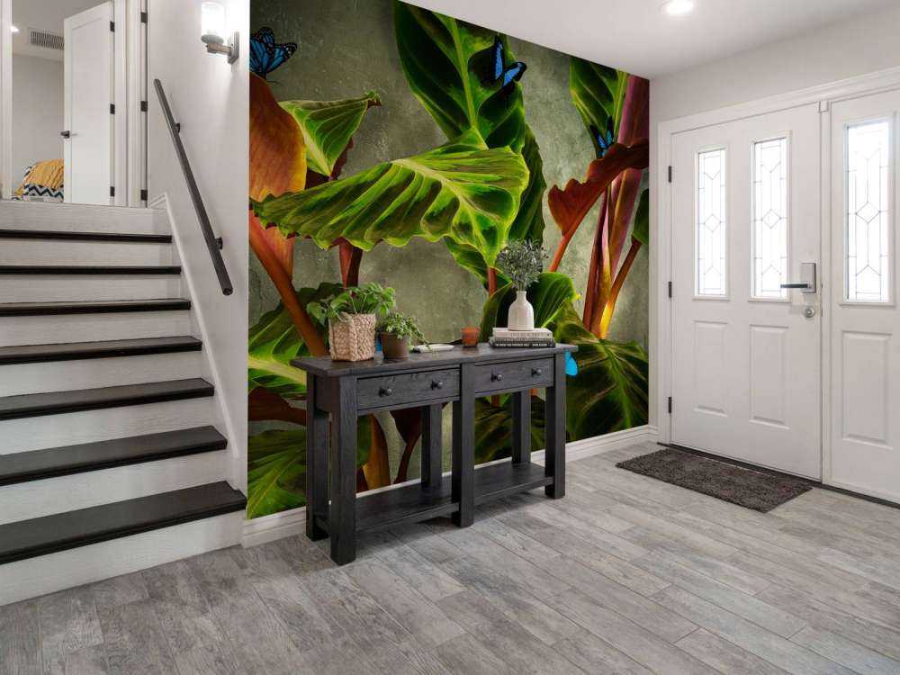 Grønn plante med sommerfugler