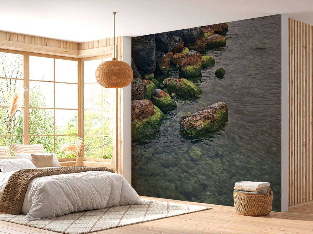 Steiner nær en fjellvann
