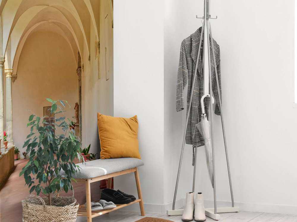 Gårdsplass med buer og planter