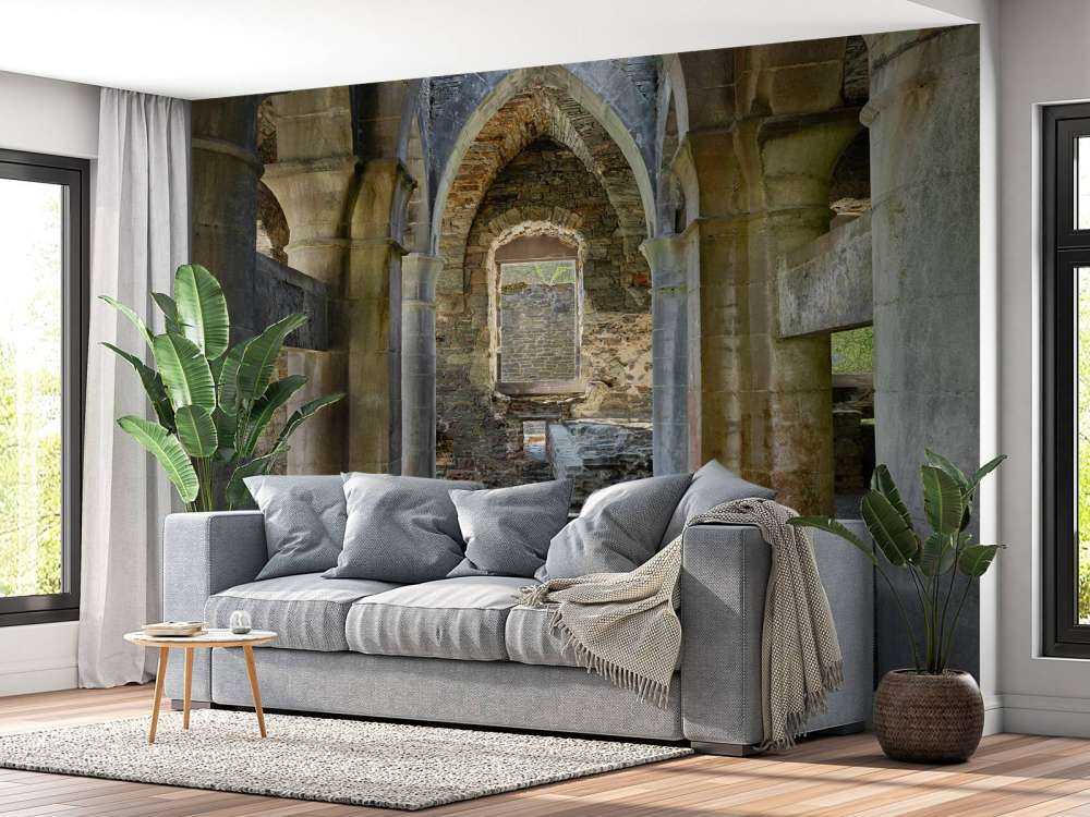 Forlatt bygning med buer