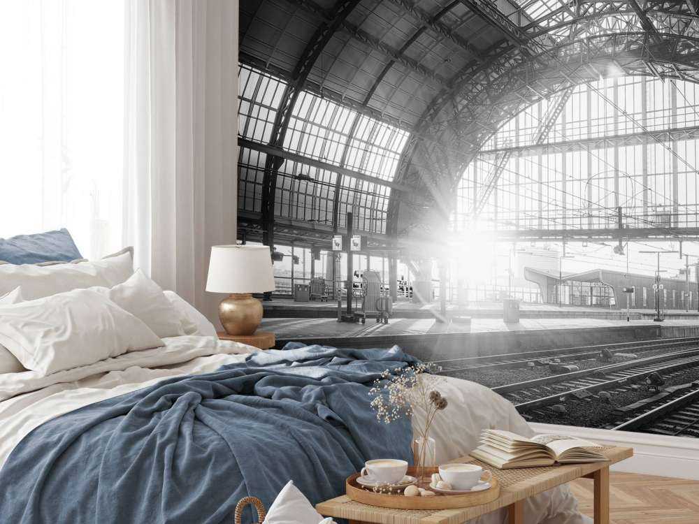 Soloppgang på en stasjon i svart-hvitt