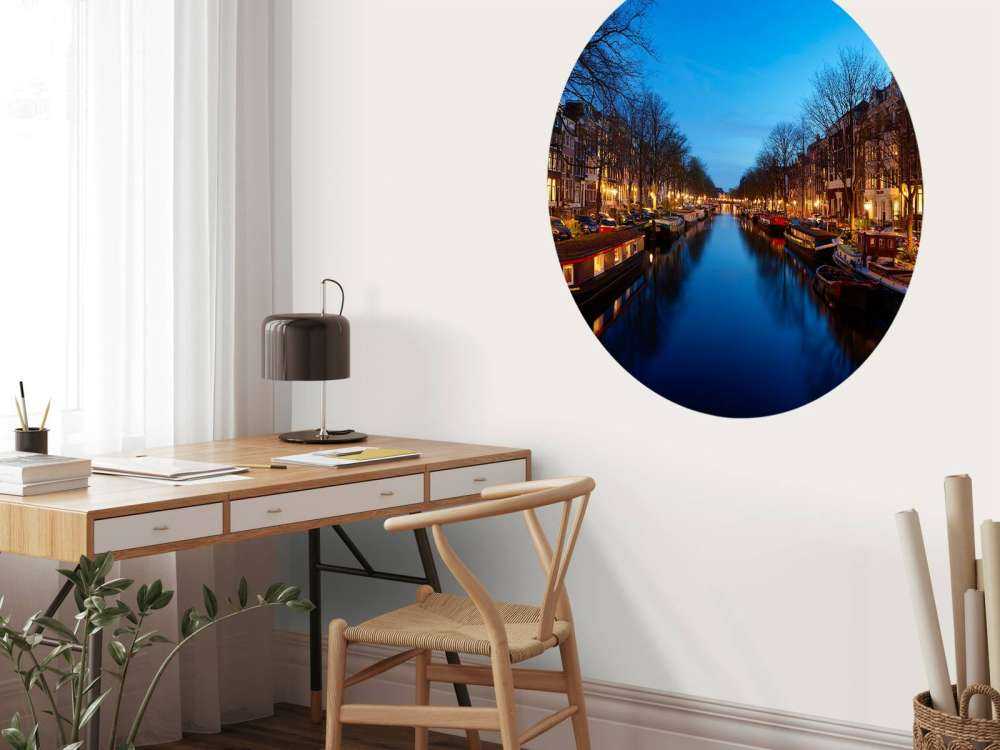 Husbåter langs den opplyste kanalen