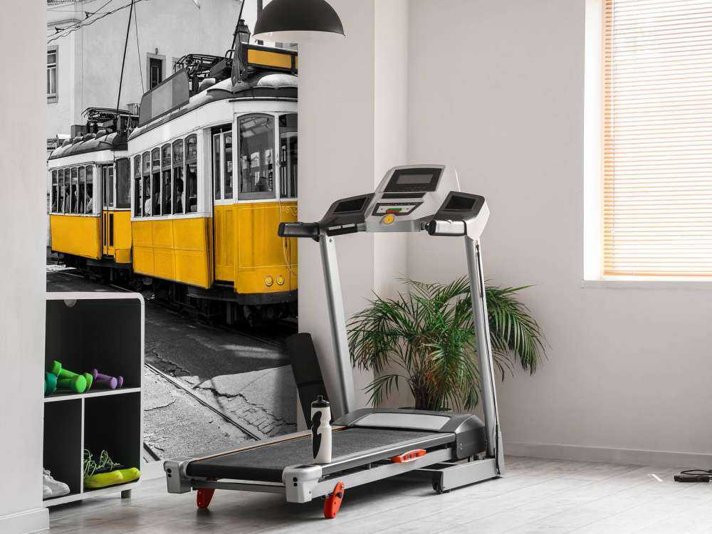 Gul trikk i en svart og hvit gate