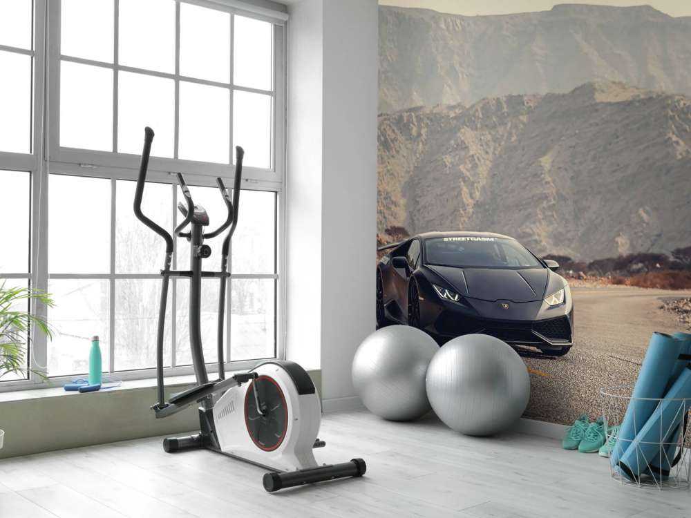 Svart superbil i ørkenen