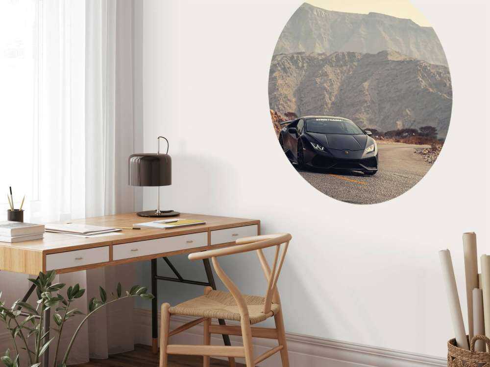 Svart superbil i ørkenen