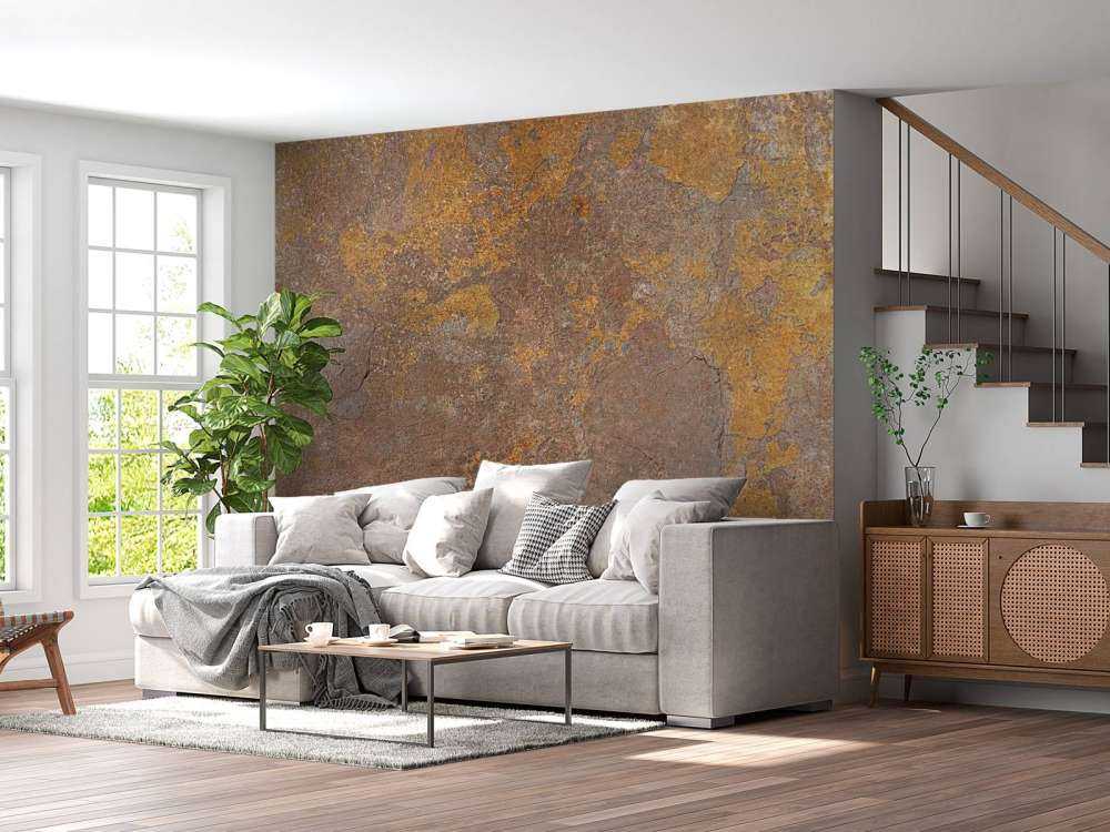 Gammel vegg med gul stdk