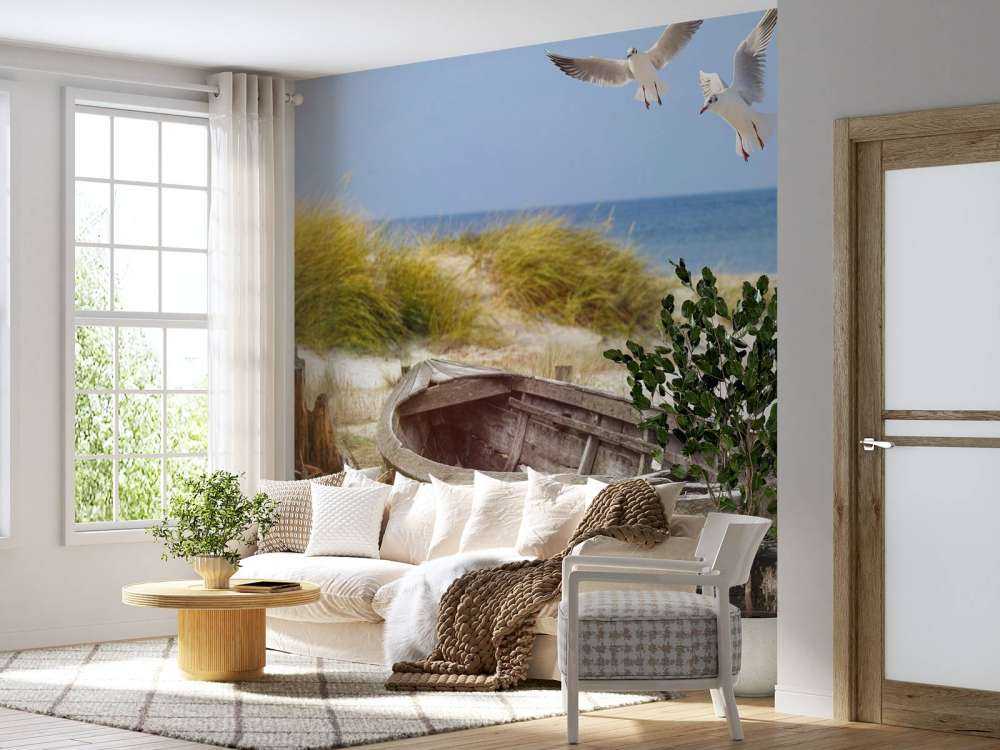 Gammel fiskebåt, måker, strand og sjø