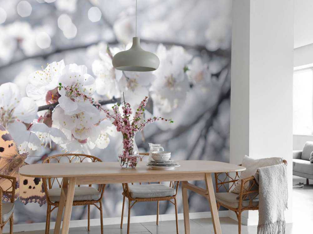 Sommerfugl med hvite blomster