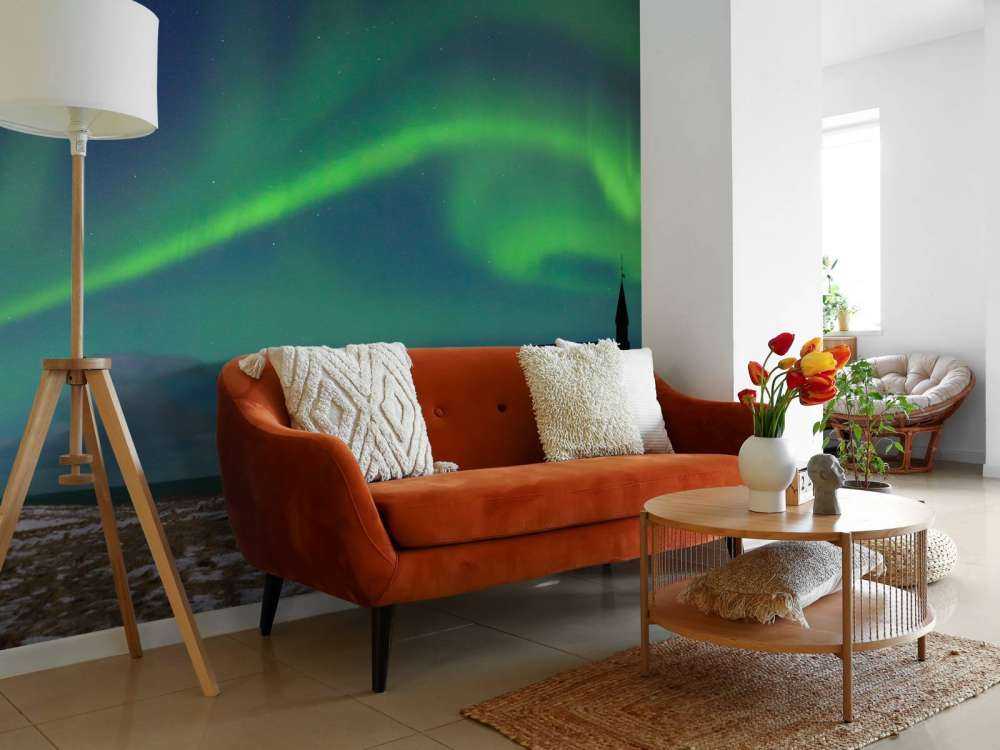 Nordlys over en kirke