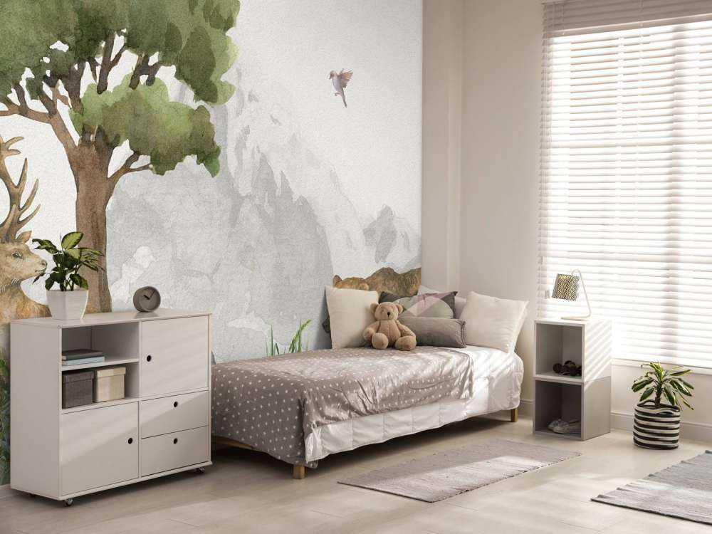 Skogsdyr nær et fjell