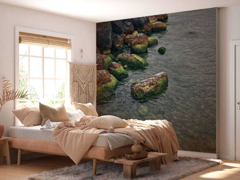 Klipper ved bjergsø