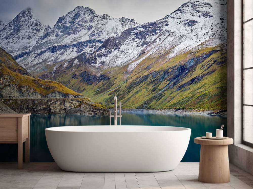 Bjergtoppe med sne i nærheden af bjergsø