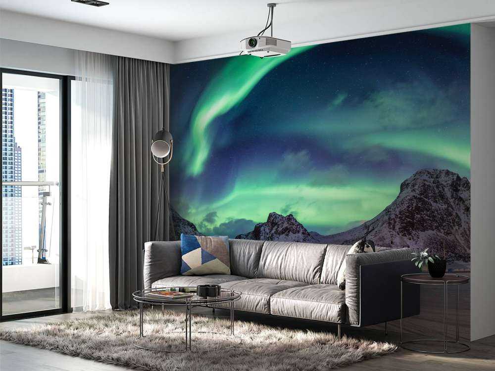 Nordlys over sneklædte bjerge