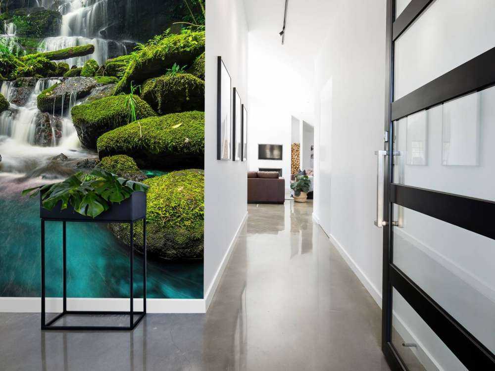 Vattenfall i en djungel