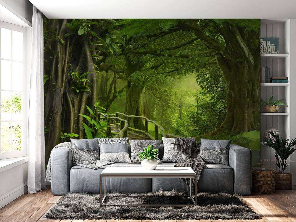 Träbro till och med en grön djungel