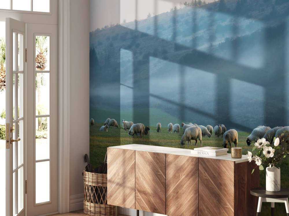 Fårflock i dimmigt landskap