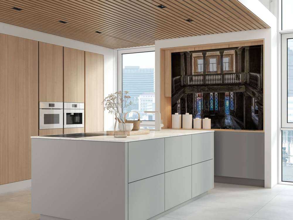 Förfallet gammalt hus på landet