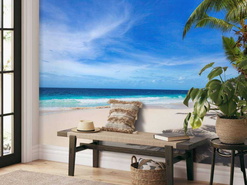 Tropisk strand med palmträd