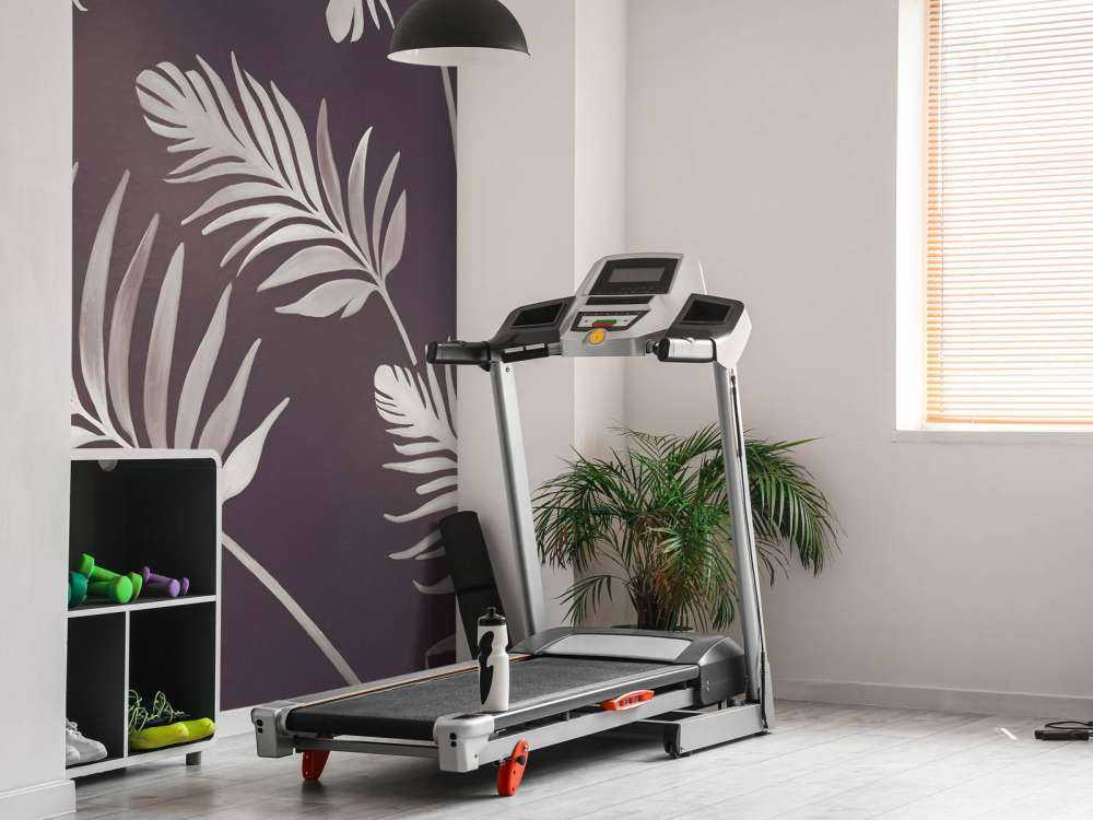 Gyldne blader på mørk jord