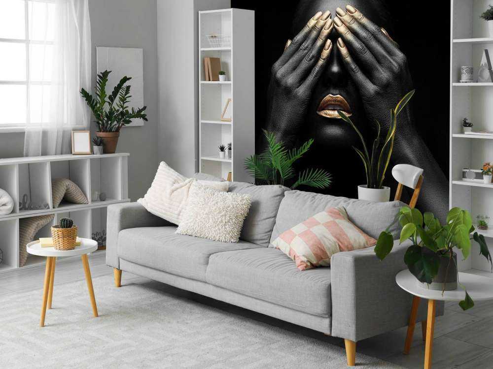 Kvinne med hendene foran øynene