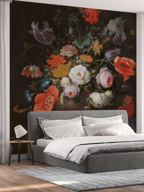 Stilleben med blomster og en klokke