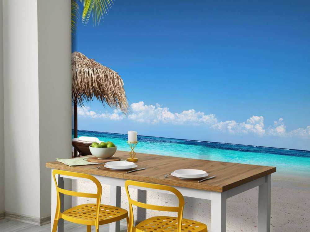 Stoler og parasoll på tropisk strand