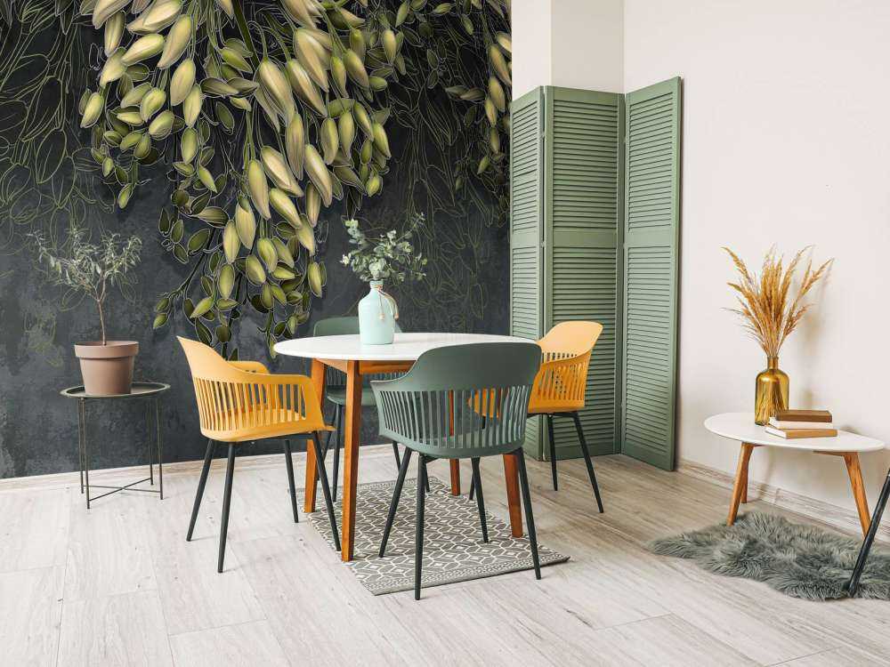 Hvite blomster kalyxer på en mørk grå betongkonstruksjon