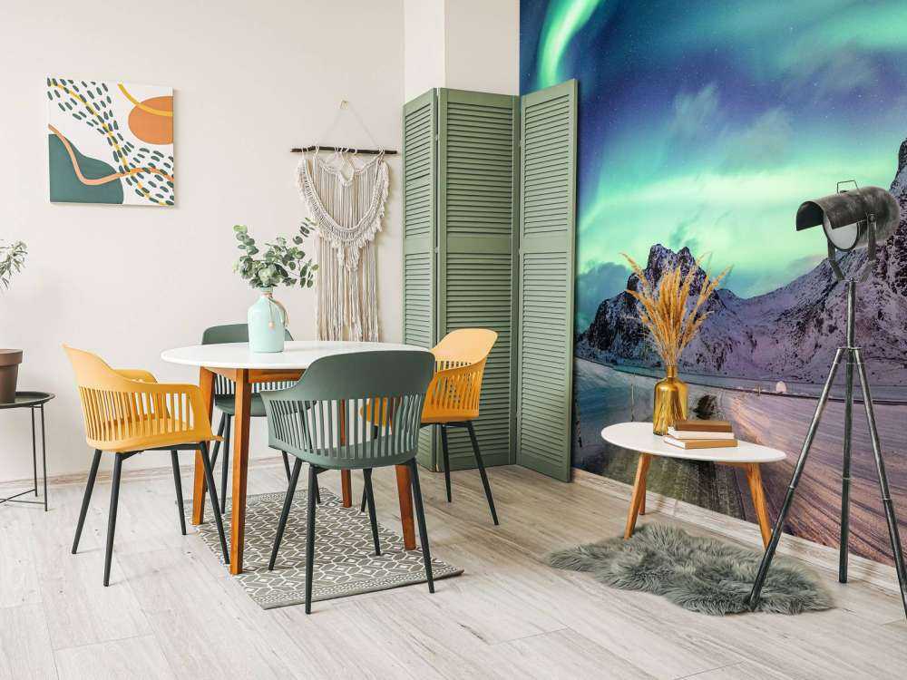 Nordlys over snødekte fjell