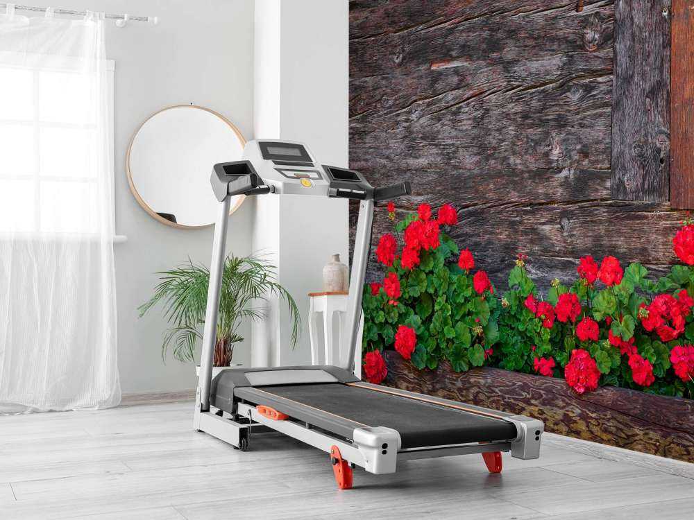 Gammalt trä med blommor