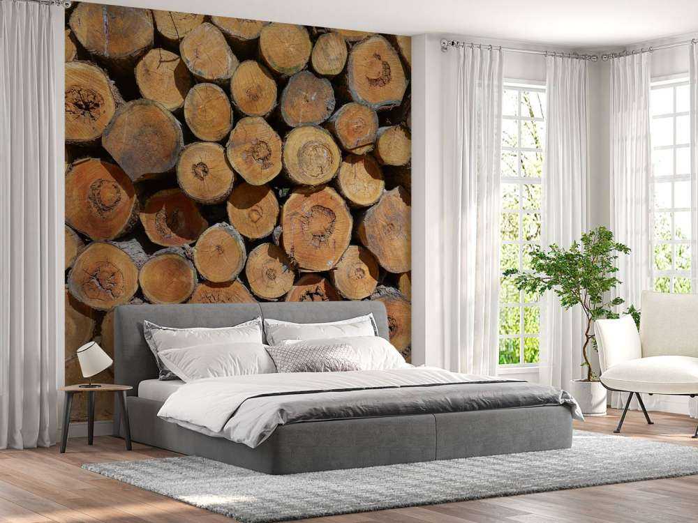 Hög med trädstammar