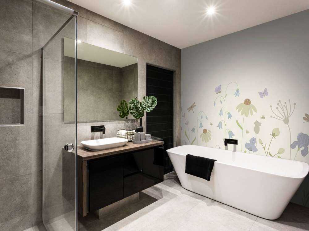 Blomsterfält högt med fjärilar beige, gammelrosa, grön och syren