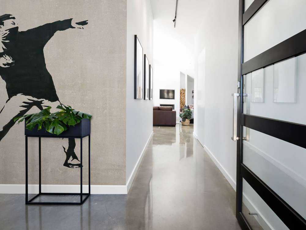 Banksy - Flower thrower, soft concrete