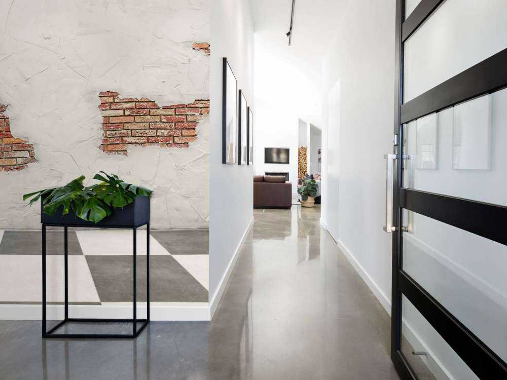 Tegelvägg med stuckatur